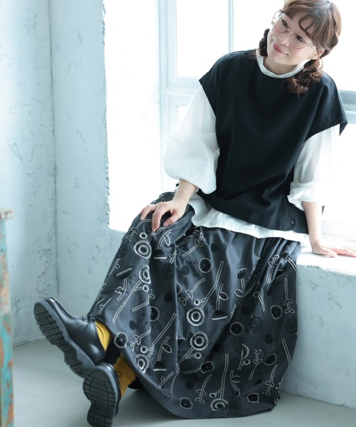 soulberry(ソウルベリー)の「草花ワルツの刺繍スカート(スカート・レディース・ダークグレー・M/L/LL/3L/4L/5L)」の15枚目の写真