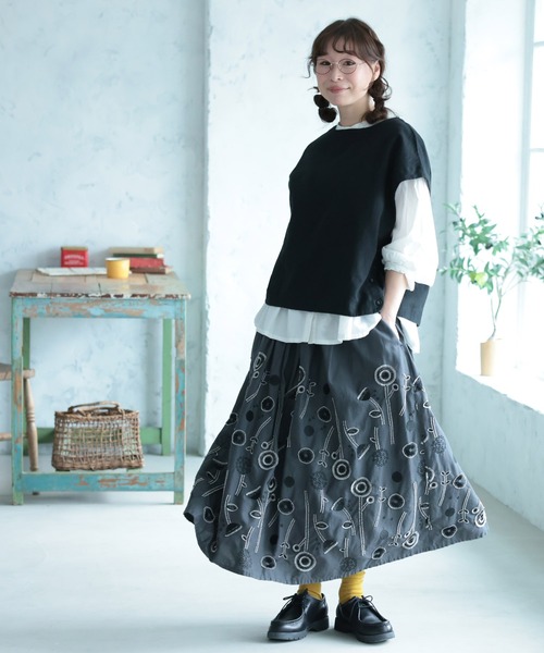 soulberry(ソウルベリー)の「草花ワルツの刺繍スカート(スカート・レディース・ダークグレー・M/L/LL/3L/4L/5L)」の16枚目の写真