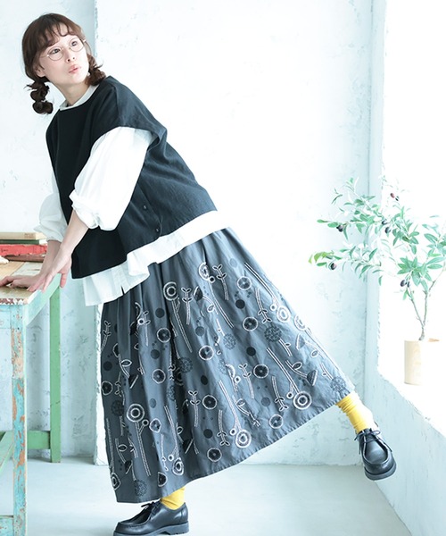 soulberry(ソウルベリー)の「草花ワルツの刺繍スカート(スカート・レディース・ダークグレー・M/L/LL/3L/4L/5L)」の17枚目の写真