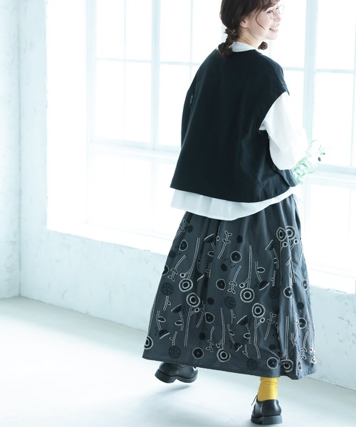 soulberry(ソウルベリー)の「草花ワルツの刺繍スカート(スカート・レディース・ダークグレー・M/L/LL/3L/4L/5L)」の19枚目の写真