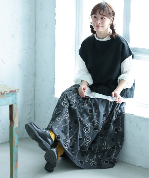 soulberry(ソウルベリー)の「草花ワルツの刺繍スカート(スカート・レディース・ダークグレー・M/L/LL/3L/4L/5L)」の20枚目の写真