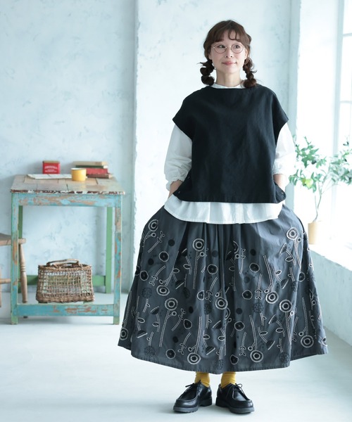 soulberry(ソウルベリー)の「草花ワルツの刺繍スカート(スカート・レディース・ダークグレー・M/L/LL/3L/4L/5L)」の2枚目の写真