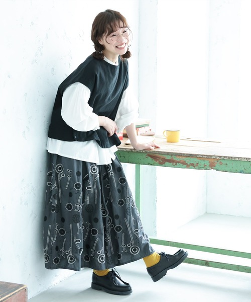 soulberry(ソウルベリー)の「草花ワルツの刺繍スカート(スカート・レディース・ダークグレー・M/L/LL/3L/4L/5L)」の3枚目の写真