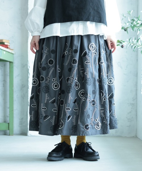 soulberry(ソウルベリー)の「草花ワルツの刺繍スカート(スカート・レディース・ダークグレー・M/L/LL/3L/4L/5L)」の10枚目の写真