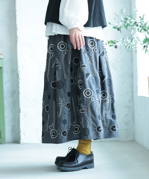 soulberry(ソウルベリー)の「草花ワルツの刺繍スカート(スカート・レディース・ダークグレー・M/L/LL/3L/4L/5L)」の11枚目の写真