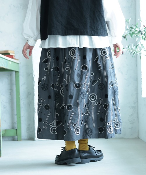 soulberry(ソウルベリー)の「草花ワルツの刺繍スカート(スカート・レディース・ダークグレー・M/L/LL/3L/4L/5L)」の12枚目の写真