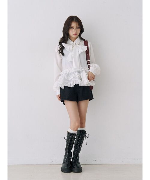 jouetie(ジュエティ)の「リボンタイフリルショートシャツ(シャツ/ブラウス・レディース・ブラック/オフホワイト/ブルー・MEDIUM)」の7枚目の写真