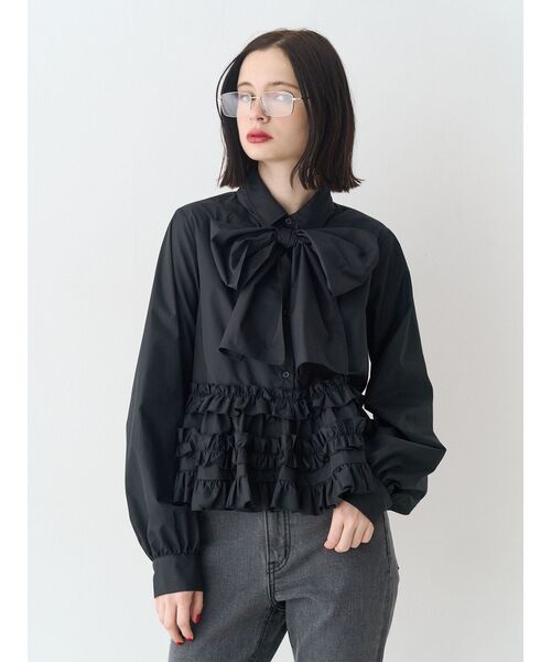 jouetie(ジュエティ)の「リボンタイフリルショートシャツ(シャツ/ブラウス・レディース・ブラック/オフホワイト/ブルー・MEDIUM)」の11枚目の写真