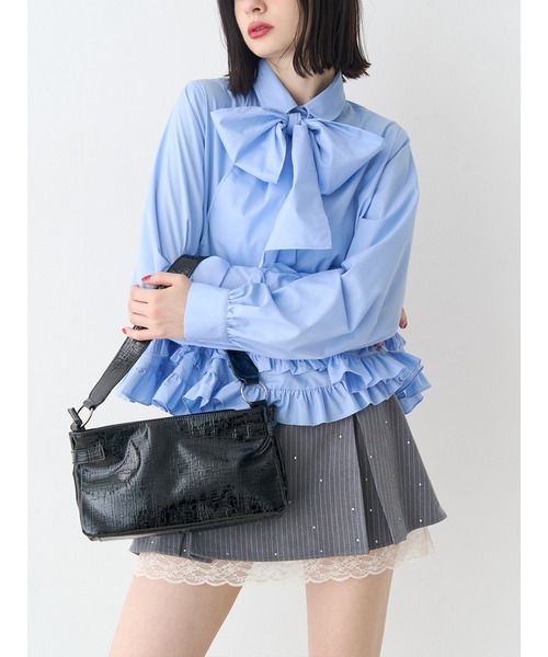 jouetie(ジュエティ)の「リボンタイフリルショートシャツ(シャツ/ブラウス・レディース・ブラック/オフホワイト/ブルー・MEDIUM)」の3枚目の写真