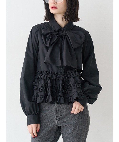 jouetie(ジュエティ)の「リボンタイフリルショートシャツ(シャツ/ブラウス・レディース・ブラック/オフホワイト/ブルー・MEDIUM)」の2枚目の写真