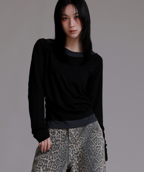 LIKE THE MOST(ライクザモースト)の「シャーリングポイントオフレイヤードTシャツ_ブラック(Tシャツ/カットソー・レディース・ブラック・S/M/L)」の2枚目の写真