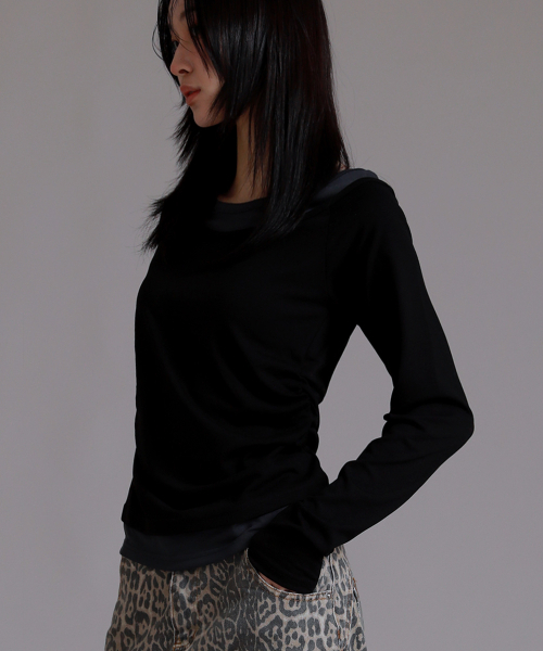 LIKE THE MOST(ライクザモースト)の「シャーリングポイントオフレイヤードTシャツ_ブラック(Tシャツ/カットソー・レディース・ブラック・S/M/L)」の4枚目の写真