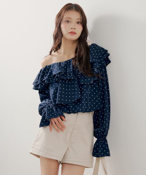 Chico（チコ）の「フリルワンショルドットブラウス（シャツ/ブラウス・レディース・ピンクベージュ/アイボリー/ネイビー・FREE）」の3枚目の写真