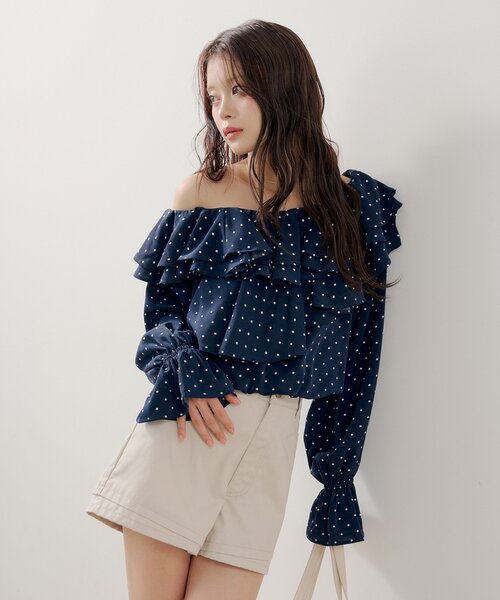 Chico（チコ）の「フリルワンショルドットブラウス（シャツ/ブラウス・レディース・ピンクベージュ/アイボリー/ネイビー・FREE）」の4枚目の写真