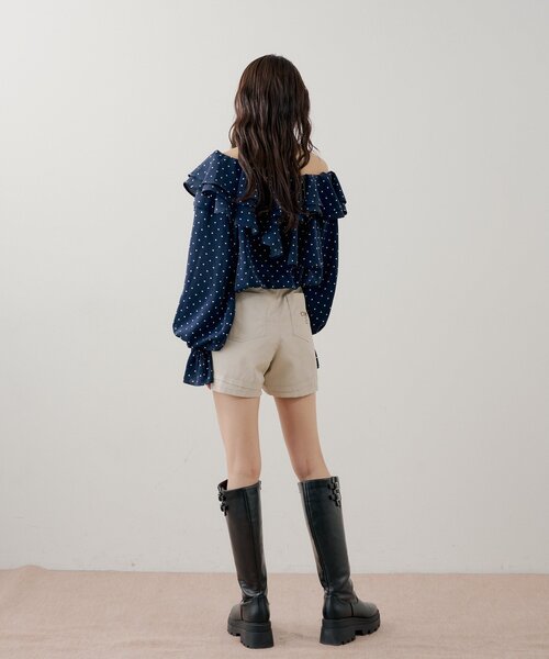 Chico（チコ）の「フリルワンショルドットブラウス（シャツ/ブラウス・レディース・ピンクベージュ/アイボリー/ネイビー・FREE）」の6枚目の写真