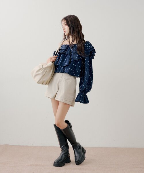 Chico（チコ）の「フリルワンショルドットブラウス（シャツ/ブラウス・レディース・ピンクベージュ/アイボリー/ネイビー・FREE）」の7枚目の写真