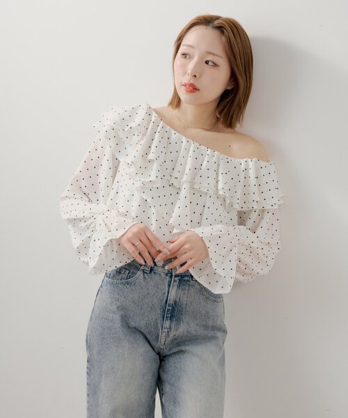 Chico（チコ）の「フリルワンショルドットブラウス（シャツ/ブラウス・レディース・ピンクベージュ/アイボリー/ネイビー・FREE）」の8枚目の写真