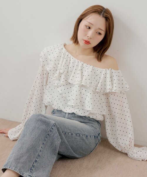 Chico（チコ）の「フリルワンショルドットブラウス（シャツ/ブラウス・レディース・ピンクベージュ/アイボリー/ネイビー・FREE）」の9枚目の写真