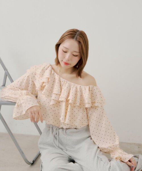 Chico（チコ）の「フリルワンショルドットブラウス（シャツ/ブラウス・レディース・ピンクベージュ/アイボリー/ネイビー・FREE）」の10枚目の写真