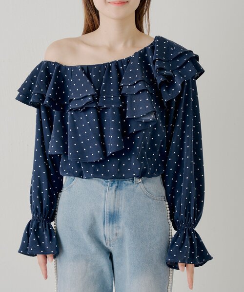 Chico（チコ）の「フリルワンショルドットブラウス（シャツ/ブラウス・レディース・ピンクベージュ/アイボリー/ネイビー・FREE）」の11枚目の写真