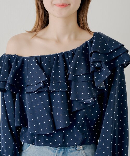 Chico（チコ）の「フリルワンショルドットブラウス（シャツ/ブラウス・レディース・ピンクベージュ/アイボリー/ネイビー・FREE）」の14枚目の写真