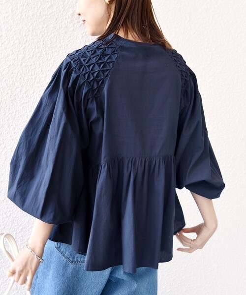 SHIPS(シップス)の「【WEB限定】〈手洗い可能〉ショルダー 刺繍 タック ブラウス(シャツ/ブラウス・レディース・オフホワイト/ライトイエロー/ネイビー・ONE SIZE)」の3枚目の写真