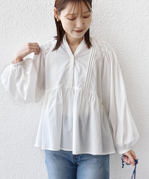 SHIPS(シップス)の「【WEB限定】〈手洗い可能〉ショルダー 刺繍 タック ブラウス(シャツ/ブラウス・レディース・オフホワイト/ライトイエロー/ネイビー・ONE SIZE)」の2枚目の写真
