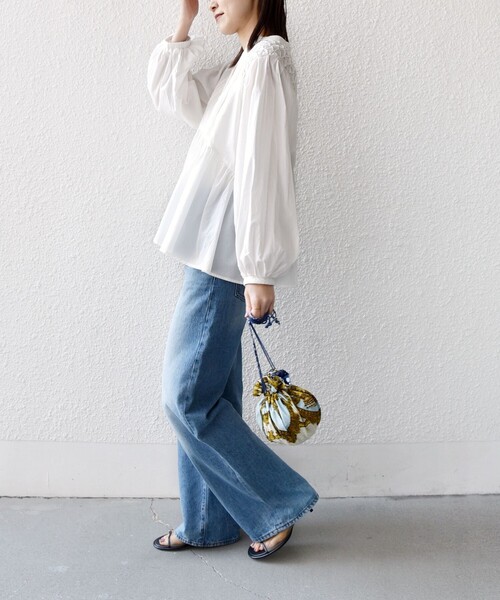 SHIPS(シップス)の「【WEB限定】〈手洗い可能〉ショルダー 刺繍 タック ブラウス(シャツ/ブラウス・レディース・オフホワイト/ライトイエロー/ネイビー・ONE SIZE)」の5枚目の写真