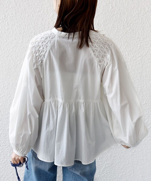 SHIPS(シップス)の「【WEB限定】〈手洗い可能〉ショルダー 刺繍 タック ブラウス(シャツ/ブラウス・レディース・オフホワイト/ライトイエロー/ネイビー・ONE SIZE)」の11枚目の写真