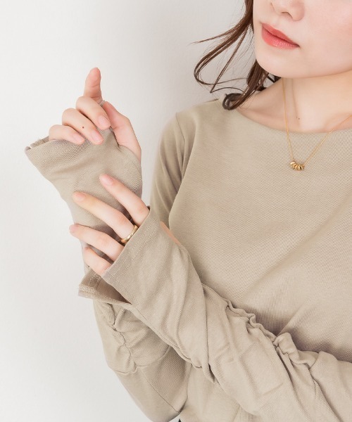 aity(アイティ)の「M-4L 指穴付き ボートネックくしゅくしゅ袖カットソー 夏服(Tシャツ/カットソー・レディース・ネイビー/杢グレー/パープル系/オフホワイト/グレー系/チャコールグレー/カーキ/グレイッシュベージュ/ブラック・4L/3L/LL/L/M)」の6枚目の写真