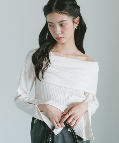VANNIE U(ヴァニーユー)の「ワンショルダーフレアスリーブトップス / カットソー(Tシャツ/カットソー・レディース・アイボリー/ブラック/グレー・FREE)」の1枚目の写真
