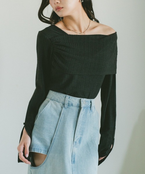 VANNIE U(ヴァニーユー)の「ワンショルダーフレアスリーブトップス / カットソー(Tシャツ/カットソー・レディース・アイボリー/ブラック/グレー・FREE)」の2枚目の写真