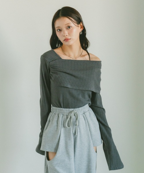 VANNIE U(ヴァニーユー)の「ワンショルダーフレアスリーブトップス / カットソー(Tシャツ/カットソー・レディース・アイボリー/ブラック/グレー・FREE)」の10枚目の写真