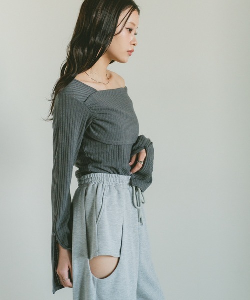 VANNIE U(ヴァニーユー)の「ワンショルダーフレアスリーブトップス / カットソー(Tシャツ/カットソー・レディース・アイボリー/ブラック/グレー・FREE)」の13枚目の写真