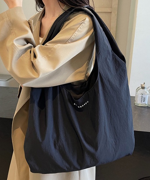 VIBGYOR(ヴィブジョー)の「FReePLACe/大容量シンプル トートバッグ X12783(トートバッグ・レディース・ブラック/ネイビー・FREE)」の3枚目の写真