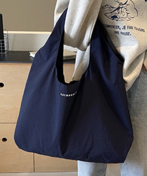 VIBGYOR(ヴィブジョー)の「FReePLACe/大容量シンプル トートバッグ X12783(トートバッグ・レディース・ブラック/ネイビー・FREE)」の5枚目の写真