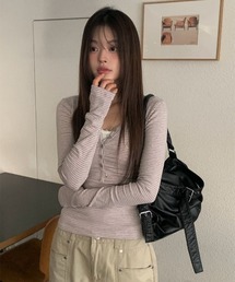 フィンガーホール付きスリム細ボーダーボタンTシャツ