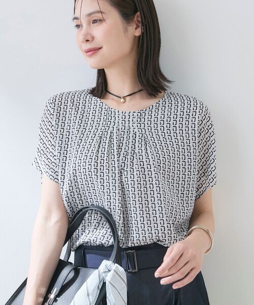 INDIVI（インディヴィ）の「【洗える】無地＆チェーン柄 ギャザートップス（シャツ/ブラウス・レディース・ライトグレー系/ネイビー/ブルー系その他・38/13/15 /19/05/34）」の2枚目の写真