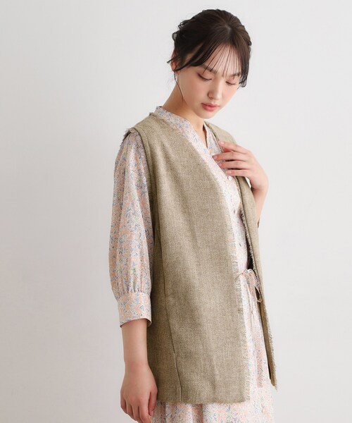 LAURA ASHLEY(ローラアシュレイ)の「【洗える/ベルト付き】リネンライクフリンジジレ(ベスト・レディース・ブラウン/ライトベージュ・38)」の3枚目の写真