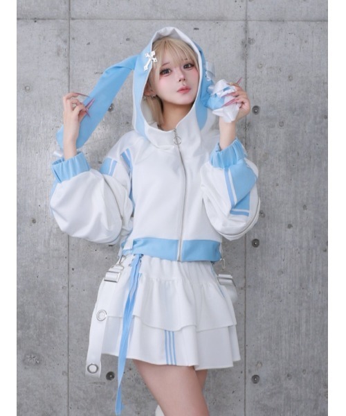 Amilige(アミリージュ)の「ウサギ耳バイカラージャージトップス【2way/セットアップ着用可能】(ジャージ・レディース・ブラック×ホワイト/ホワイト×ブルー/ブラック×パープル・FREE)」の4枚目の写真
