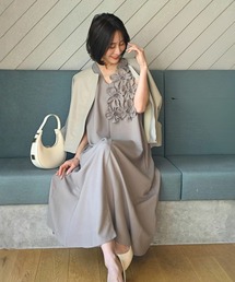 前に立つ日に きちんと上品見え 花コサージュドレス