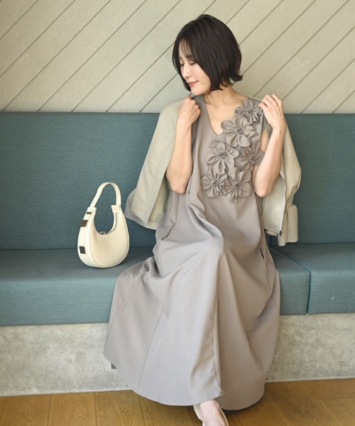 Ehre style(エーレスタイル)の「前に立つ日に きちんと上品見え 花コサージュドレス(ワンピース・レディース・ベージュ/ブラック・FREE)」の7枚目の写真