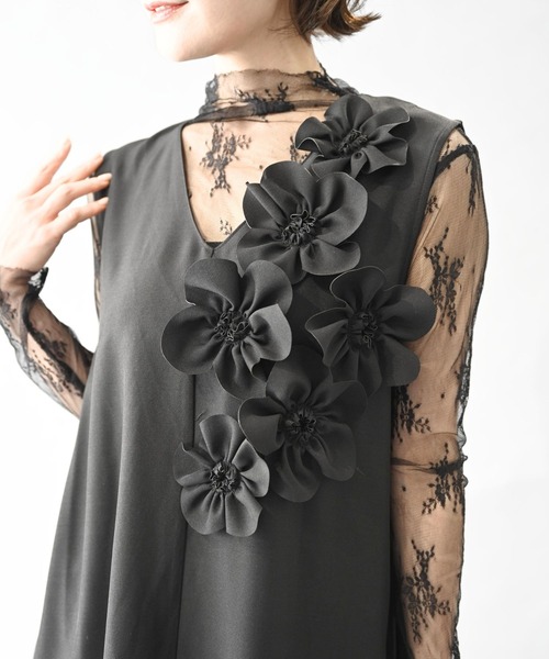 Ehre style(エーレスタイル)の「前に立つ日に きちんと上品見え 花コサージュドレス(ワンピース・レディース・ベージュ/ブラック・FREE)」の5枚目の写真