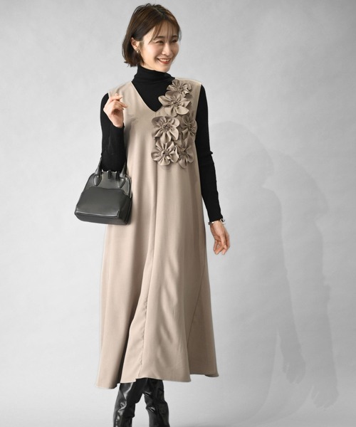 Ehre style(エーレスタイル)の「前に立つ日に きちんと上品見え 花コサージュドレス(ワンピース・レディース・ベージュ/ブラック・FREE)」の6枚目の写真