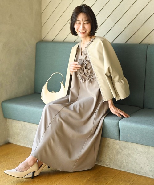 Ehre style(エーレスタイル)の「前に立つ日に きちんと上品見え 花コサージュドレス(ワンピース・レディース・ベージュ/ブラック・FREE)」の14枚目の写真