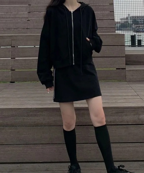 mielu(ミエル)の「ショート丈ジップパーカー《レディース/クロップド丈/カジュアル》(パーカー・レディース・ピンク/ブラック/グレー・LARGE/MEDIUM)」の5枚目の写真