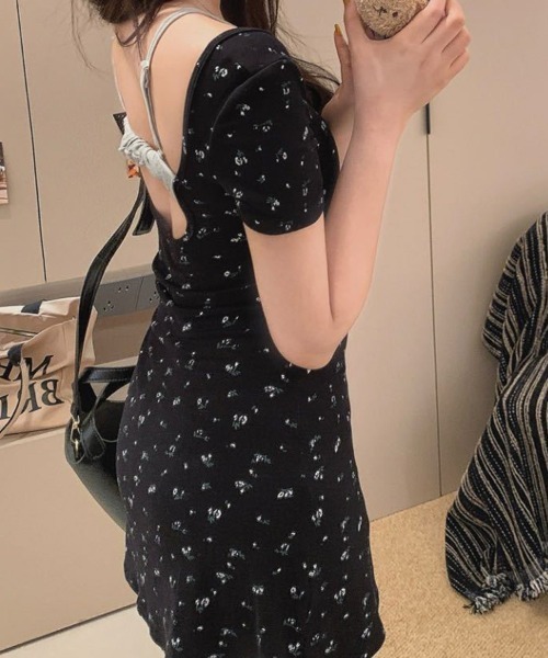 SallyLunn(サリーラン)の「【後ろ姿まで可愛い】小花柄バックオープンミニワンピース(ワンピース・レディース・ブラック/ネイビー/アイボリー・FREE)」の7枚目の写真