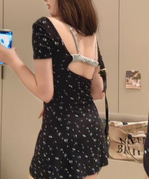 SallyLunn(サリーラン)の「【後ろ姿まで可愛い】小花柄バックオープンミニワンピース(ワンピース・レディース・ブラック/ネイビー/アイボリー・FREE)」の8枚目の写真