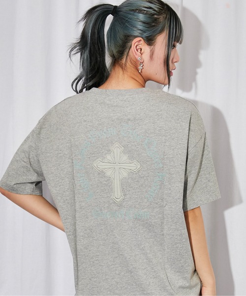 GORGE(ゴージ)の「《クロスバックプリント》BIG Tシャツ/ストリート/春夏/全3色(Tシャツ/カットソー・レディース・チャコール/ベージュ系/杢グレー・F)」の1枚目の写真
