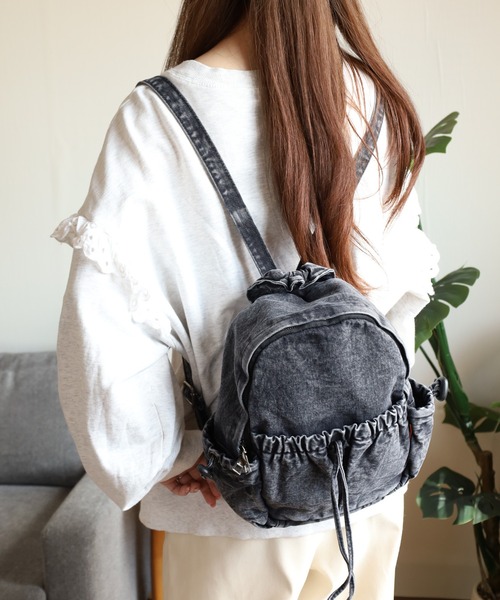 crossi(クロッシー)の「リボンモチーフ ウォッシュデニムリュック(バックパック/リュック・レディース・ブラック/ネイビー/ブルー・FREE)」の2枚目の写真